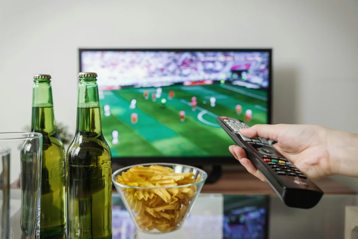 تلفاز 4K HDR في غرفة مظلمة يعرض محتوى IPTV نابضاً بالحياة