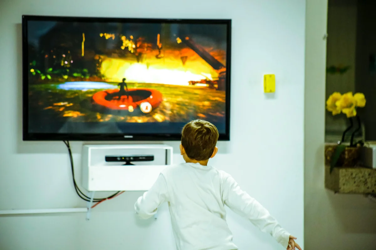 IPTV-Player streamt auf 4K-TV in einem dunklen Heimkino-Raum