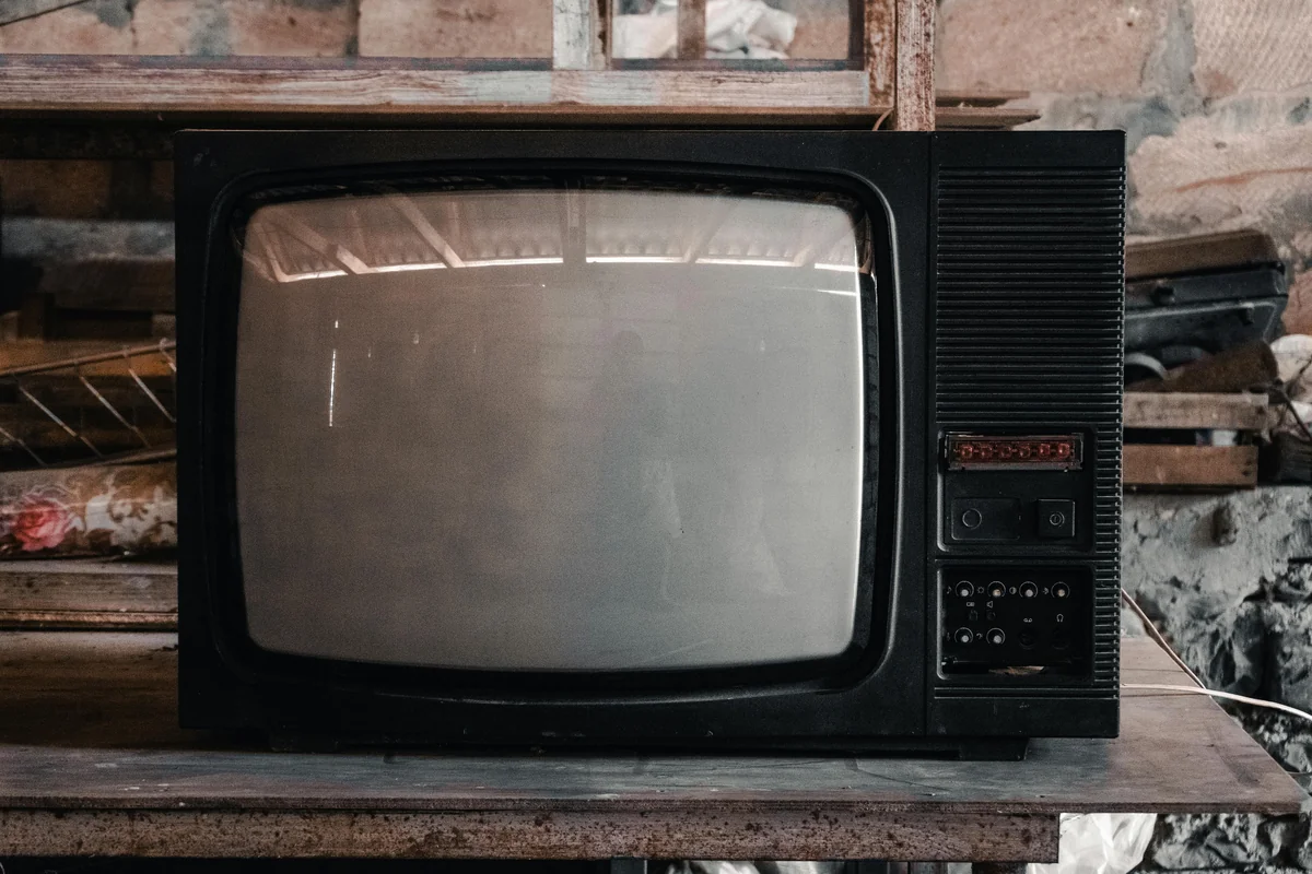 Donker stroom-TV-opstelling wat korrekte beeldkalibrasie wys