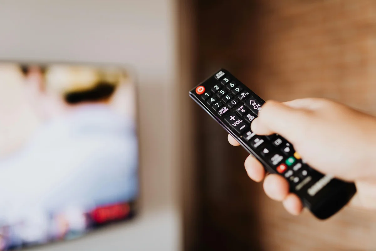 IPTV One Player-Oberflaeche auf einem 4K-Fernseher