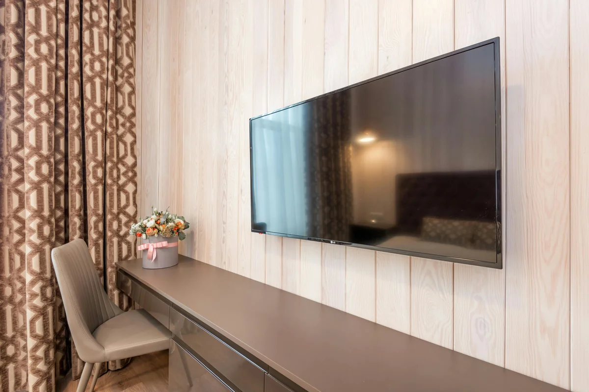Dolby Vision HDR-skermvergelyking wat kleurbestek op versoenbare TV wys