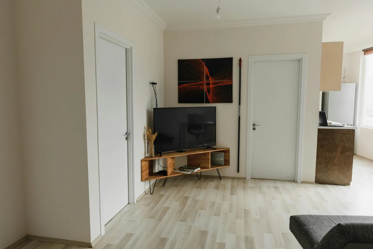 Smart-TV-IPTV-Setup mit Streaming-Stick im Wohnzimmer