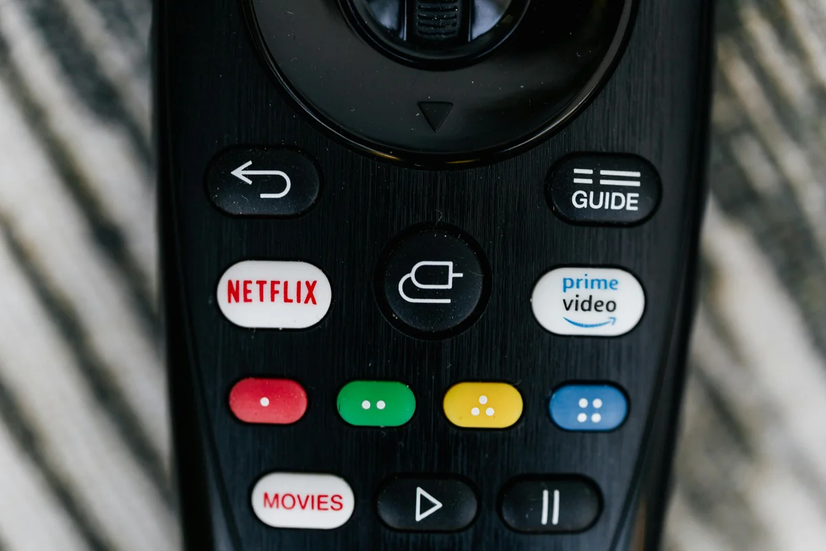 Personne regardant de l'IPTV sur téléphone et tablette dans un salon britannique