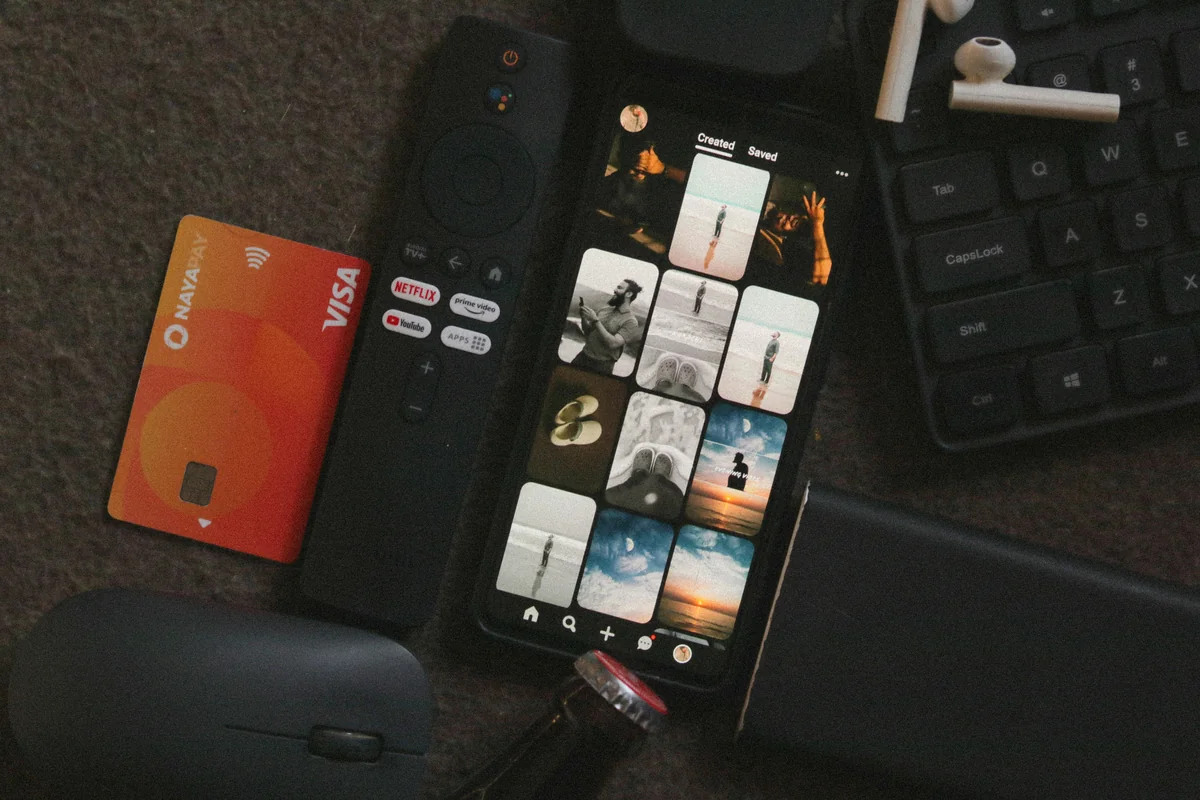 IPTV One donker app-koppelvlak wat kanaallys en gunstelingebestuur wys