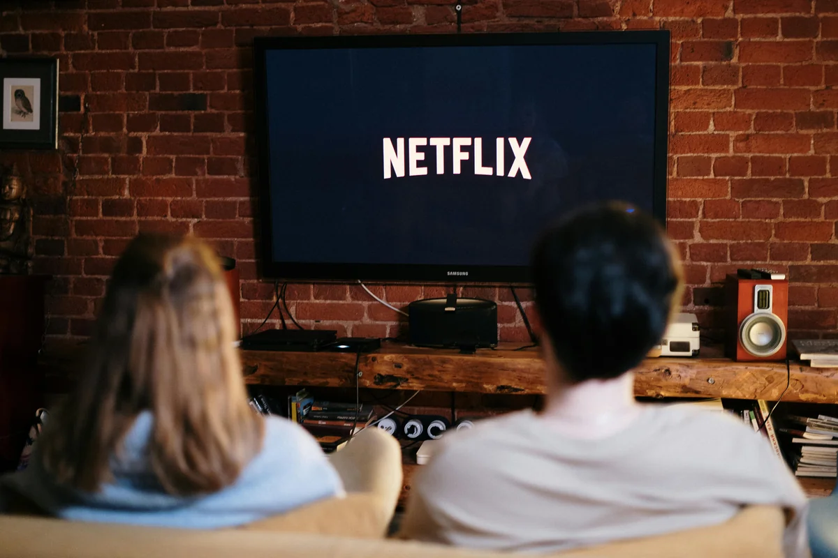 Fire TV Stick im HDMI-Eingang eines Smart TVs - IPTV-One-Samsung-TV-Einrichtungsanleitung
