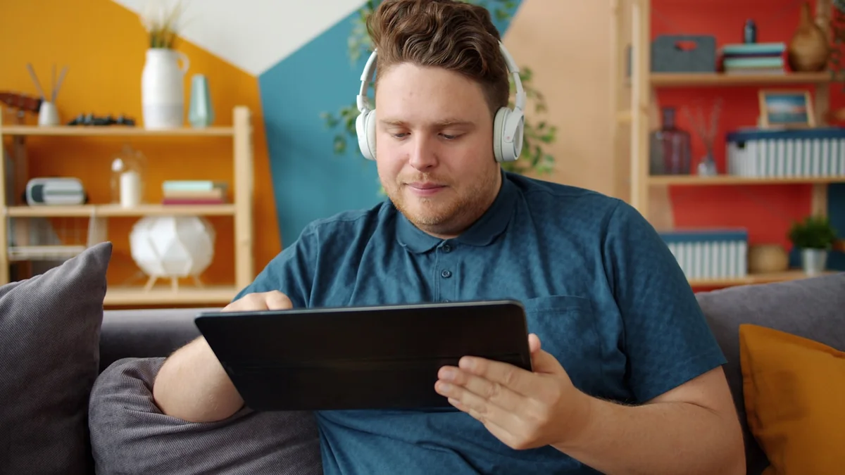 Person tittar pa IPTV-innehall pa en mork skarmen med undertexter aktiverade