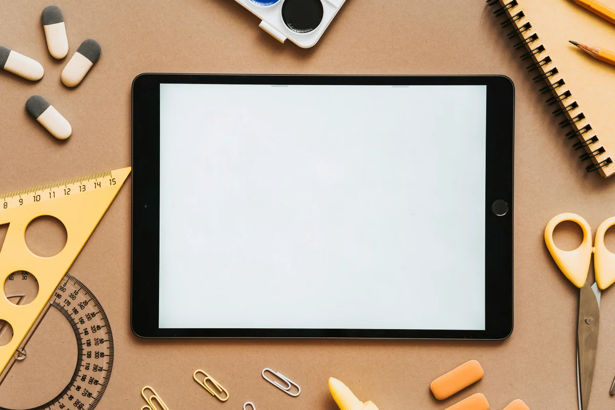 Une personne regarde confortablement l'IPTV sur une tablette