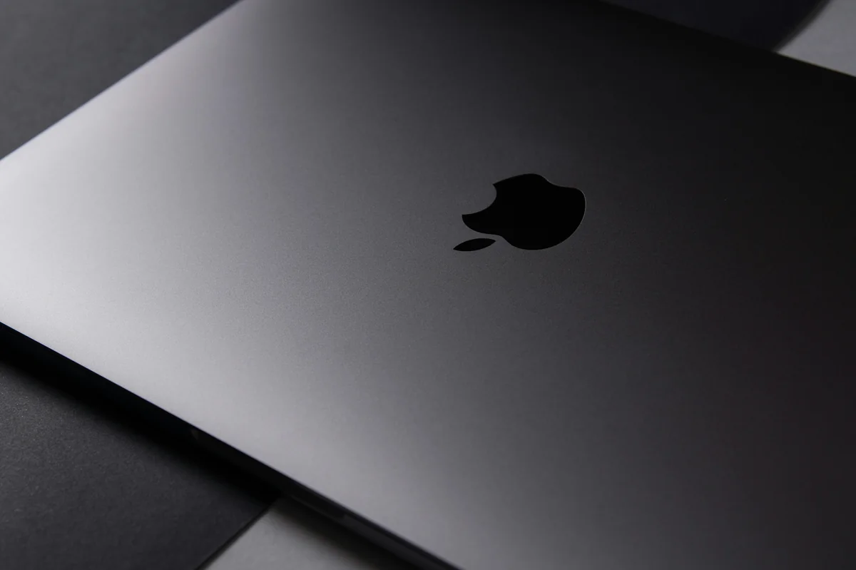 Interfaccia dell'app IPTV One su macOS con la griglia dei canali in modalità scura