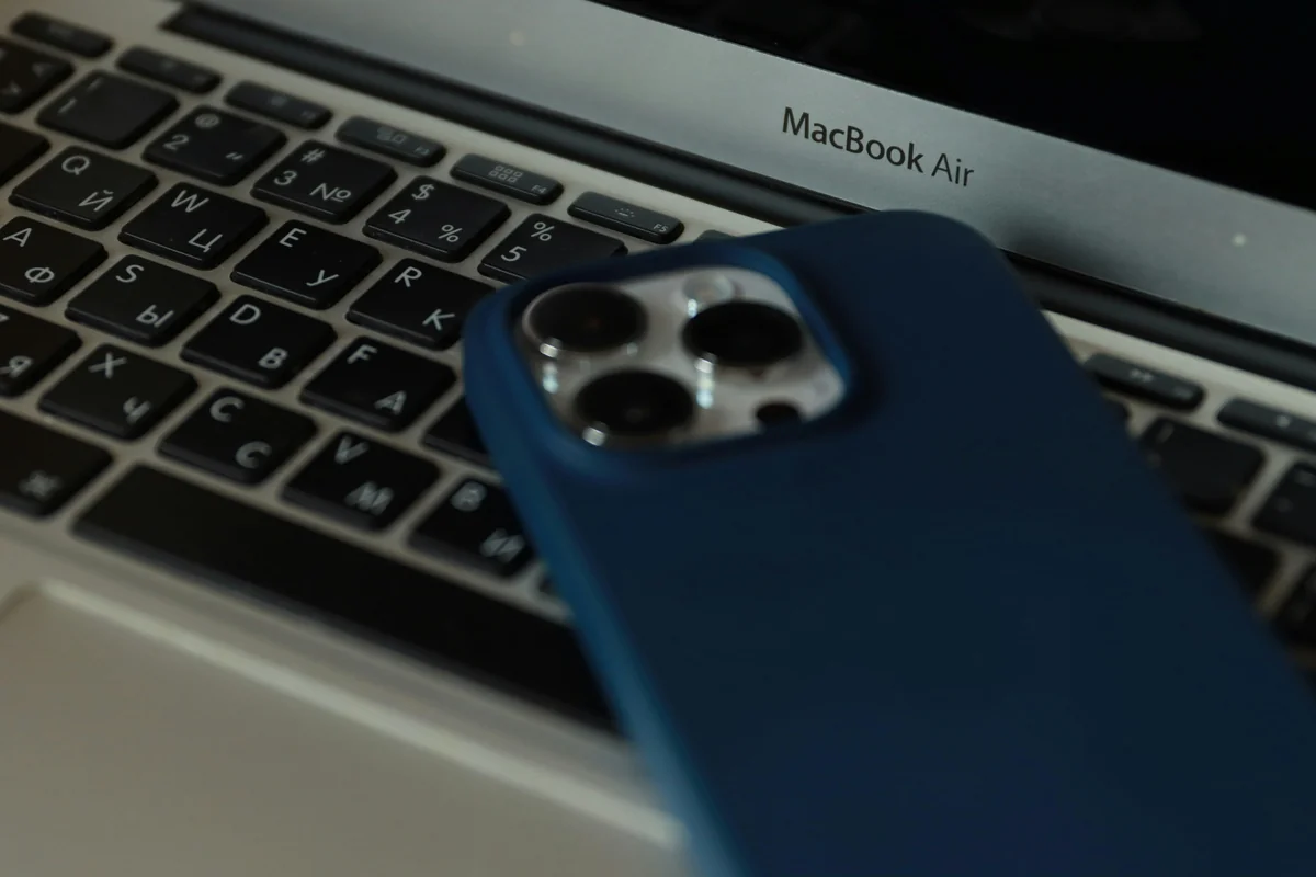 Setup di streaming MacBook con player IPTV in esecuzione a schermo intero
