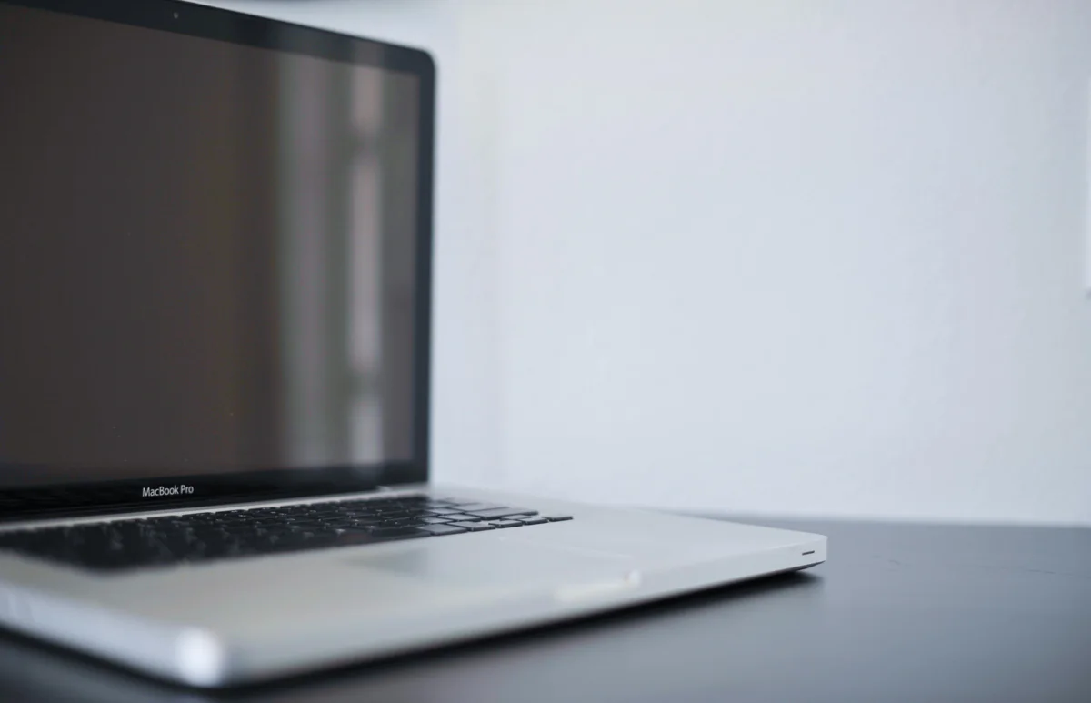 MacBook Pro e setup player IPTV su una scrivania ordinata