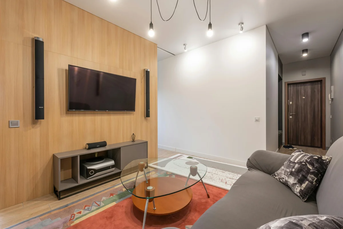 Großer Smart TV in einem hellen Wohnzimmer - bester IPTV-Player für Samsung TV 2026
