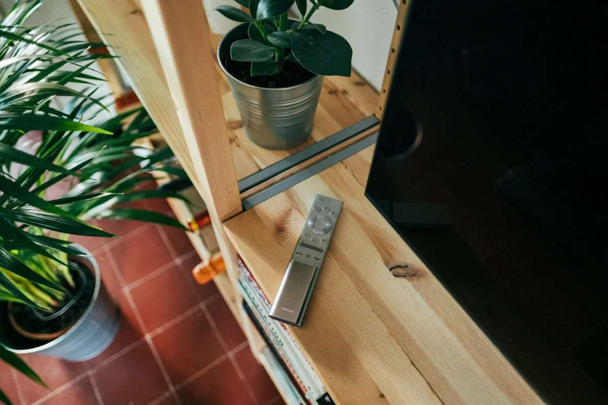 IPTV-Streaming-Setup mit Soundbar und Smart TV