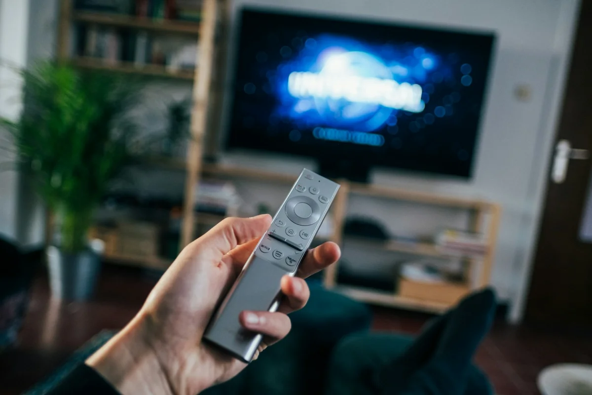 Smart TV in a living room — choosing the right IPTV player in 2026