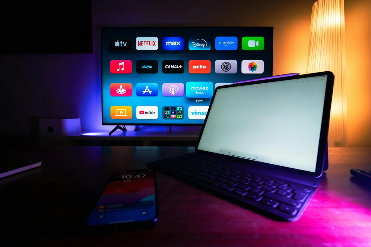 Par tittar pa IPTV pa en surfplatta pa soffan