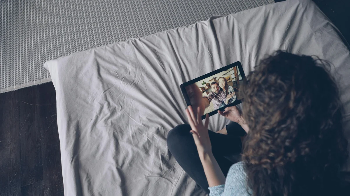 Multiples dispositivos mostrando streaming deportivo con IPTV One