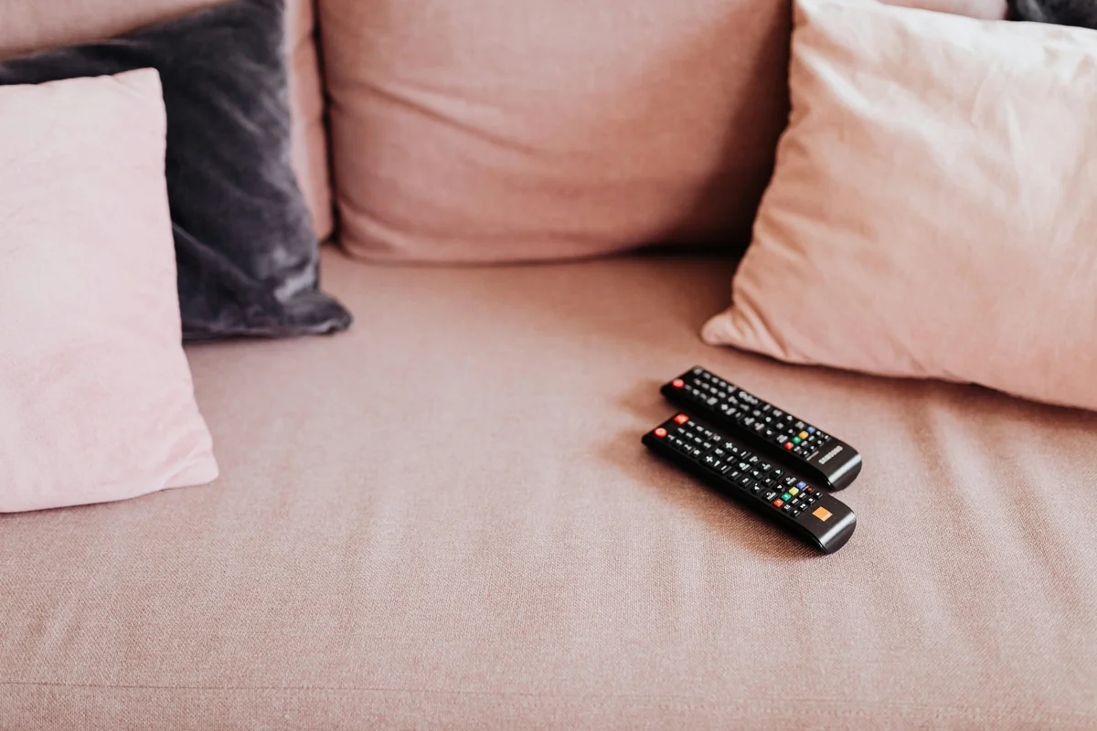 Telecomando usato per navigare tra time-shifting e catch-up della TV live