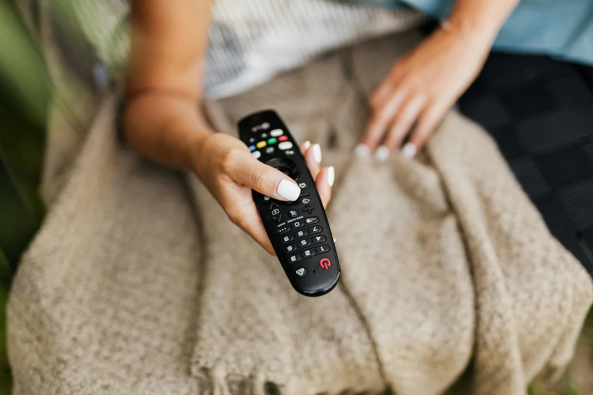 TV-fjernbetjening - guide til cord cutting i 2026 for at erstatte kabel og spare penge