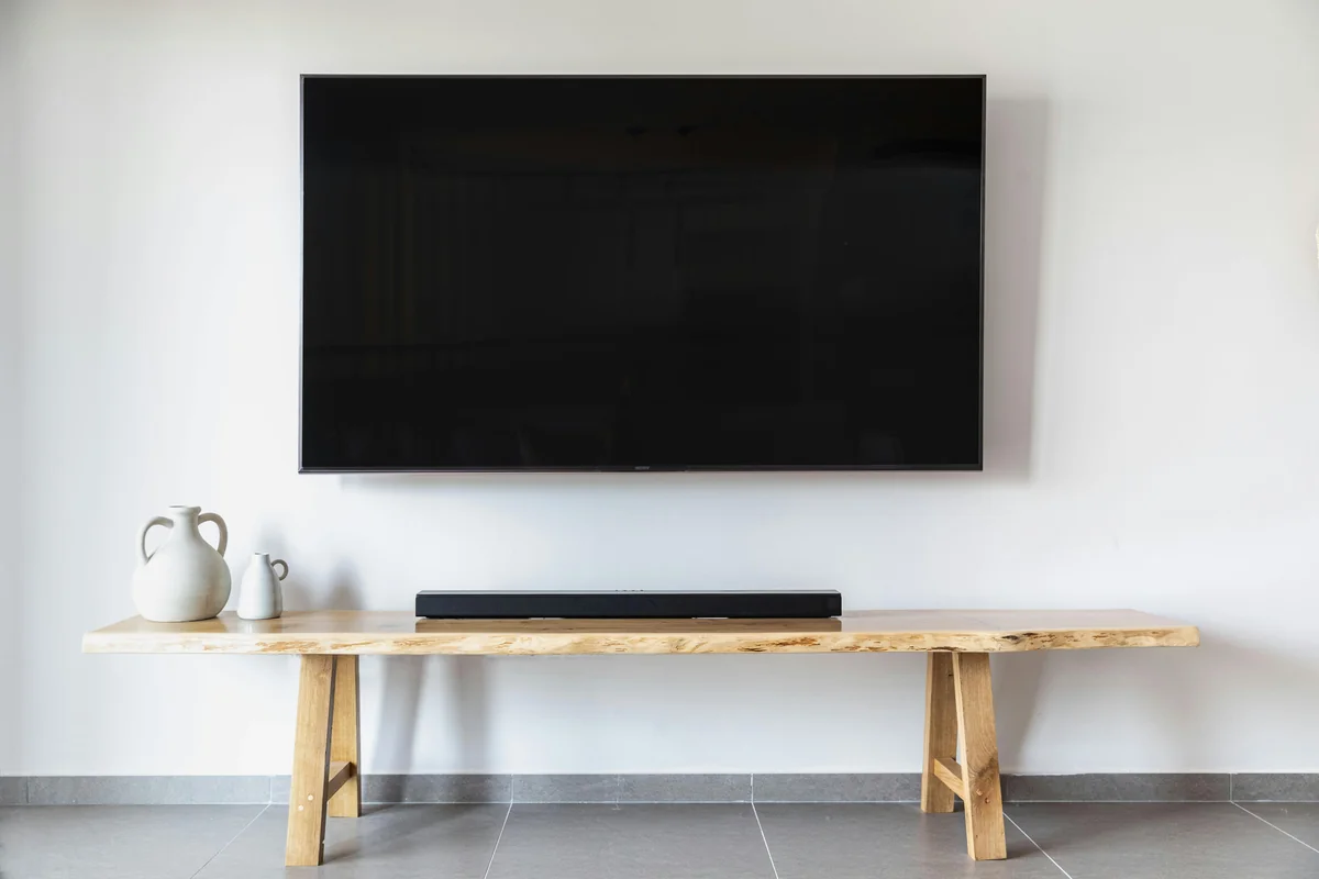 Più dispositivi su un tavolo — risoluzione problemi di connessione Xtream Codes IPTV